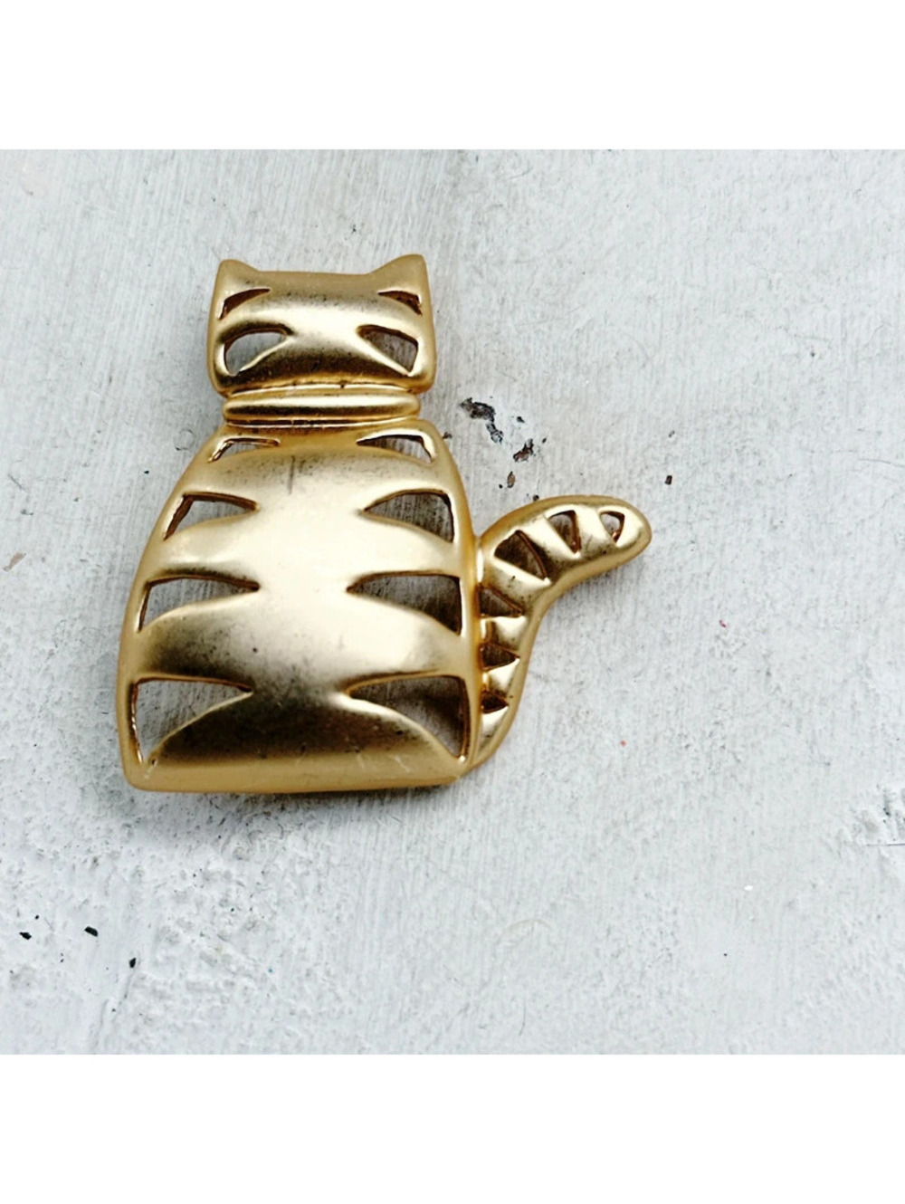 1339mc. Goldtone Cat Brooch